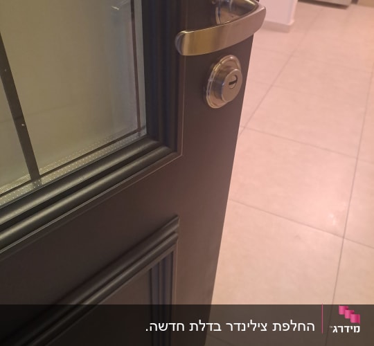 דלת עם מנעול וידית מתכת